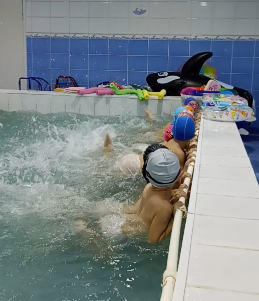 Плавание очень помогает ребенку в развитии телосложения, закаливании и улучшении здоровья.
