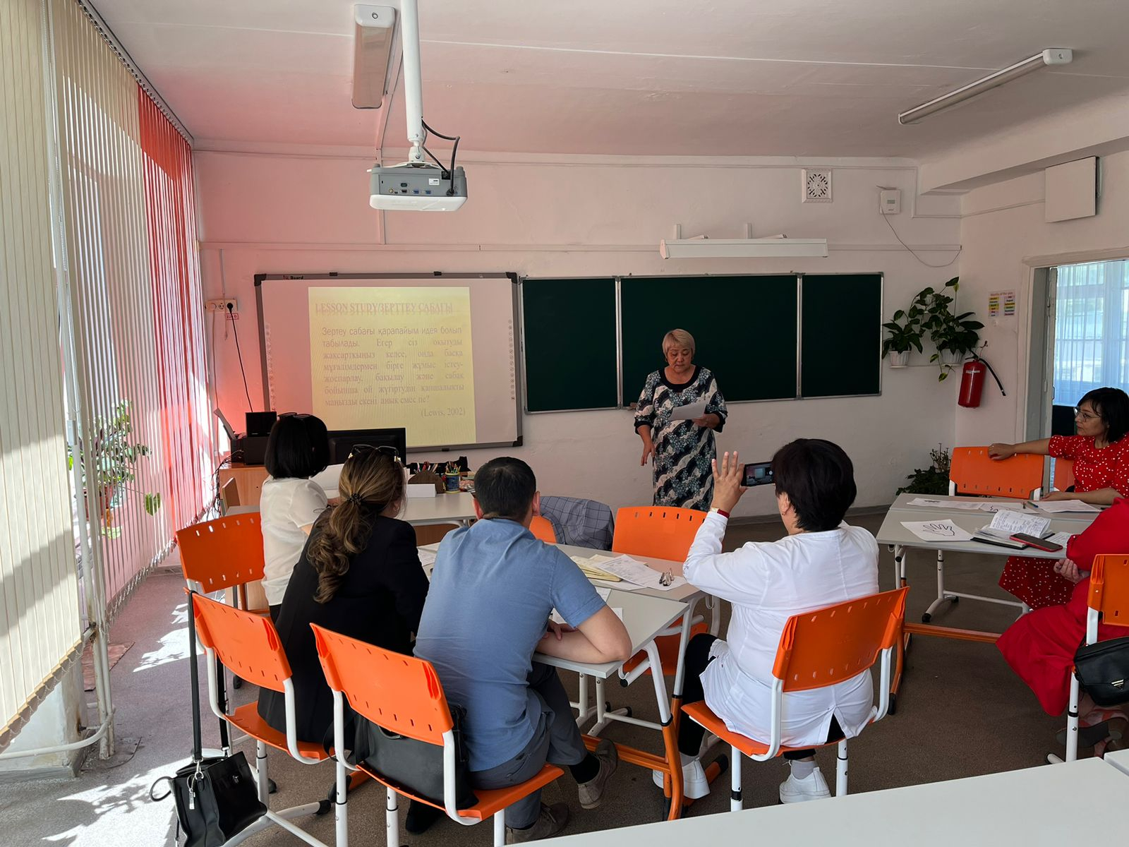 Сегодня в нашей школе прошел областной практический семинар на тему: «Развитие коммуникативных компетенций с помощью эффективных методов и приемов обучения казахскому языку и литературе.  Цель семинара: развитие коммуникативной компетентности посредством 