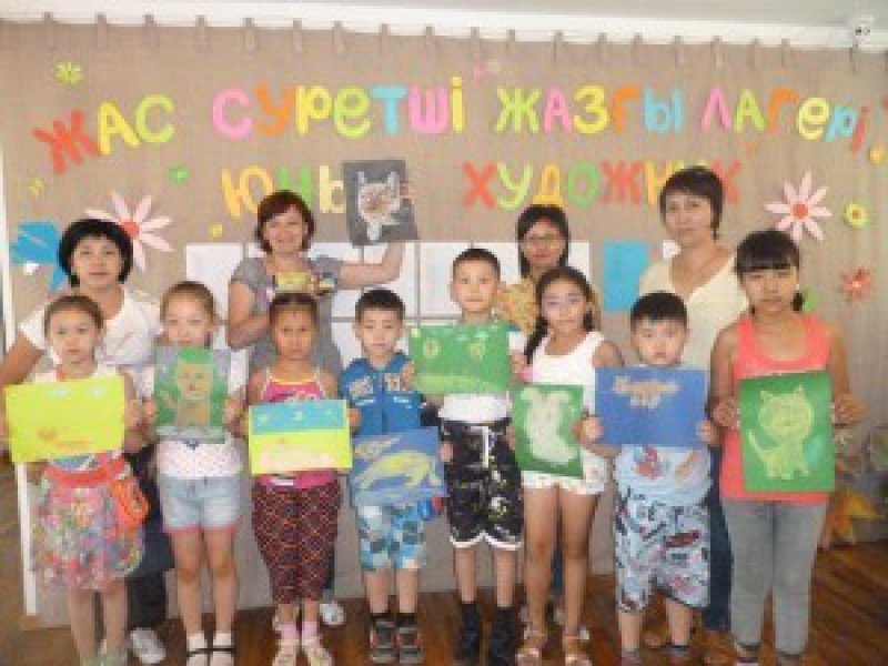 Лариса Кузнецова с детьми из пришкольного лагеря СОШ №43