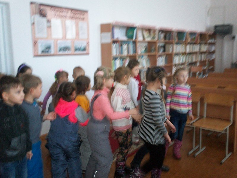 Воспитанники детского сада в гостях в школьной библиотеке