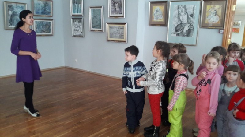 30 ноября наши дети посетили фото выставку, посвященную Дню Первого Президента,  которая проходила в художественном музее.